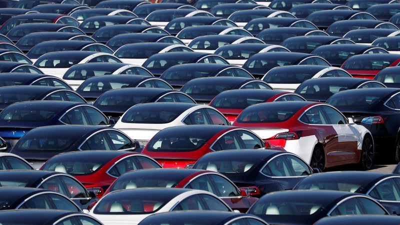 Fotografija: Prodaja avtomobilov je bila janauarja v EU znova pod udarom. FOTO: Adrian Dennis/AFP