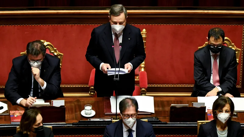 Mario Draghi (v sredini) je v nagovoru senata poudaril, da bodo morale za prebroditev krize sodelovati vse politične sile. FOTO: Alberto Pizzoli/Reuters