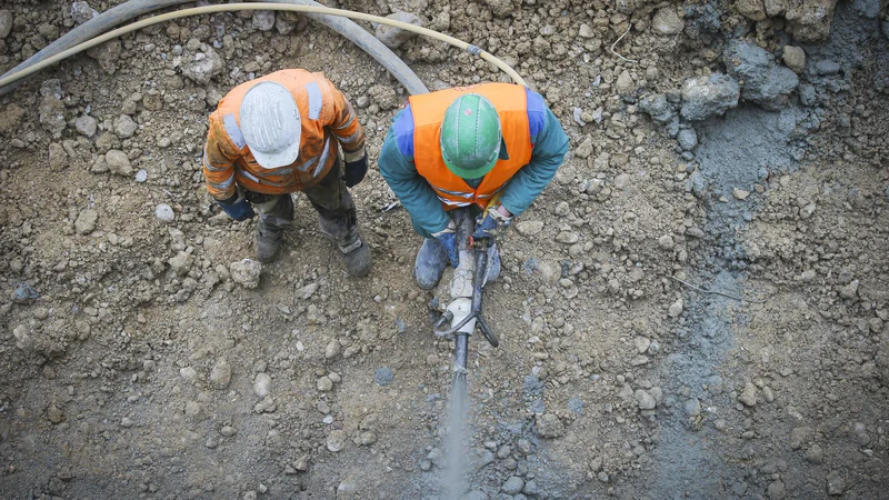 Fotografija: GZS predlaga razširitev olajšave za investiranje. To bi spodbudilo investicije zasebnega sektorja v novogradnje in prenove, ki jih večinoma izvaja domača operativa. FOTO: Jože Suhadolnik/Delo
