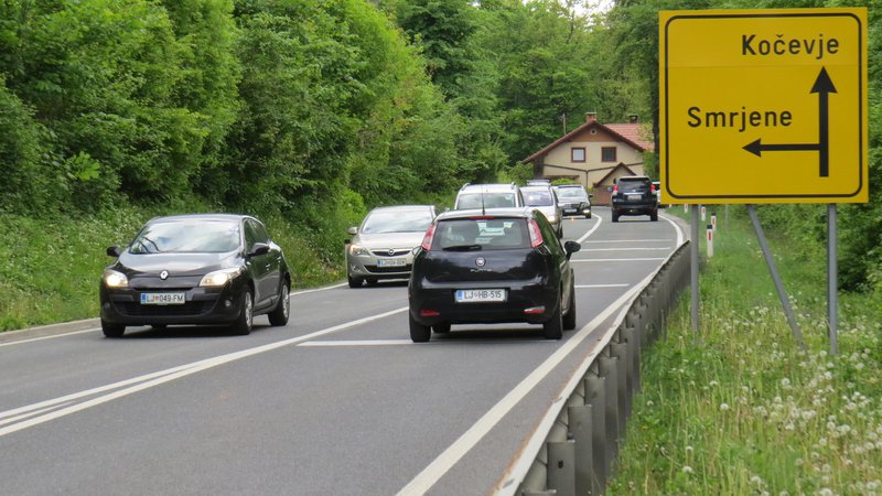Fotografija: Regionalni cesti od Smrjen do Turjaka v dolžini 7,6 kilometra nameravajo dodati tretji vozni pas. FOTO: Bojan Rajšek/Delo