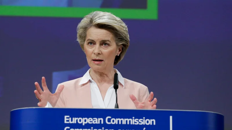 Fotografija: Ursula von der Leyen se je glede cepilne politike Moskve vprašala, »zakaj drugim državam teoretično ponujajo milijone doz, ne napredujejo pa dovolj niti pri cepljenju svojih ljudi«. FOTO: Aris Oikonomou/Reuters