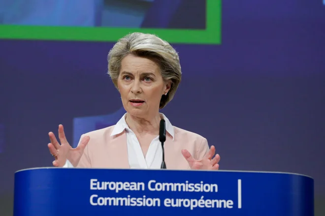 Ursula von der Leyen se je glede cepilne politike Moskve vprašala, &raquo;zakaj drugim državam teoretično ponujajo milijone doz, ne napredujejo pa dovolj niti pri cepljenju svojih ljudi&laquo;. FOTO: Aris Oikonomou/Reuters
