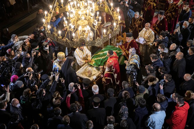 Verniki so se novembra poslovili od patriarha Irineja, ki je podlegel covidu-19, s poljubljanjem roke. FOTO: Marko Djurica/Reuters