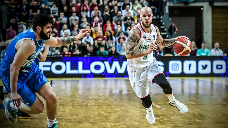 David Vojvoda je ključni košarkar madžarske reprezentance, kar je lani občutil tudi Žga Dimec (levo). FOTO: FIBA