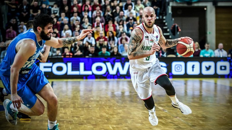 Fotografija: David Vojvoda je ključni košarkar madžarske reprezentance, kar je lani občutil tudi Žga Dimec (levo). FOTO: FIBA