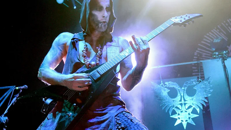 Fotografija: Adam Darski in skupina Behemoth slovita po provokativni simboliki in besedilih. FOTO: Ethan Miller/AFP
