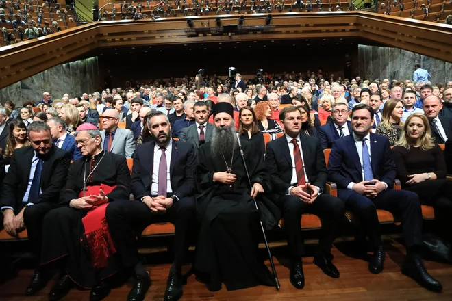 Med najresnejšimi kandidati za Irinejevega naslednika je tudi zagrebško-ljubljanski metropolit Porfirije Perić. Na fotografiji izpred dveh let na slovesnosti ob 800-letnici Srbske pravoslavne cerkve skupaj s tedanjim zunanjim ministrom Mirom Cerarjem. FOTO: Sašo Bizjak/Delo