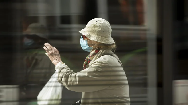 Fotografija: Kriza zaradi koronavirusa je zgolj razgnala vse koprene megle ter vsakemu posamezniku nazorno pokazala vse tisto, pred čemer si je prej leta in desetletja zatiskal oči. FOTO: Jure Eržen/Delo