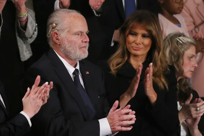 Ruwsh Limbaugh v družbi prve dame Melanie Trump med lanskim predsedniškim govorom o stanju v državi. FOTO: Mario Tama/AFP