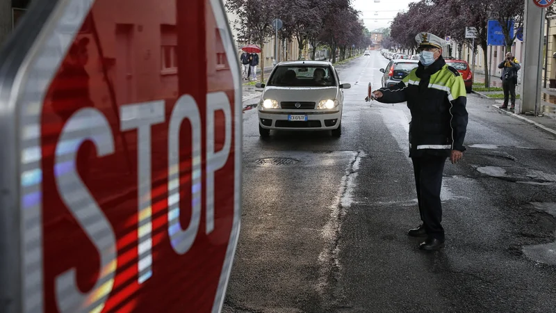 Fotografija: Pri vstopu v državo pri izjemah sedaj velja, da lahko tisti, ki so covid-19 preboleli, in tisti, ki so bili cepljeni proti tej bolezni, sami natisnejo potrdilo s portala zVem. FOTO: Blaž Samec