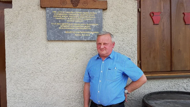 Vizlar pri spominski plošči, posvečeni župniku Andreju Reclju in njegovemu prevodu Gorskih bukev FOTO: Tanja Jakše Gazvoda