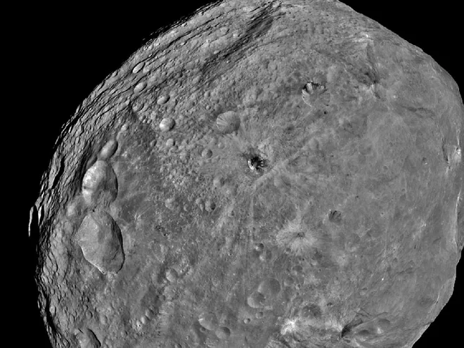 Vesta, kot jo je slikala Dawn z višine 5200 kilometrov. FOTO: Nasa