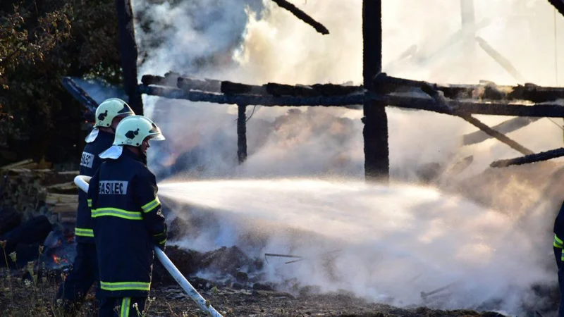 Fotografija: Gasilci se borijo z ognjenimi zublji. FOTO: Oste Bakal
