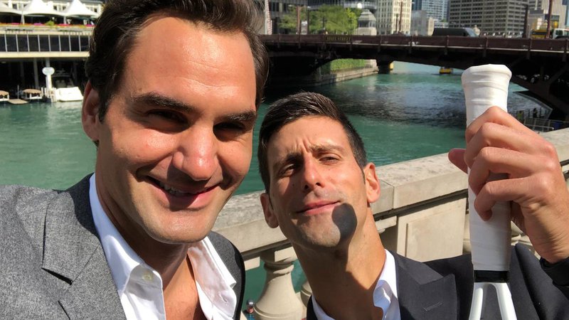 Fotografija: Roger Federer in Novak Đoković skupaj na isti strani igrišča. FOTO: Twitter