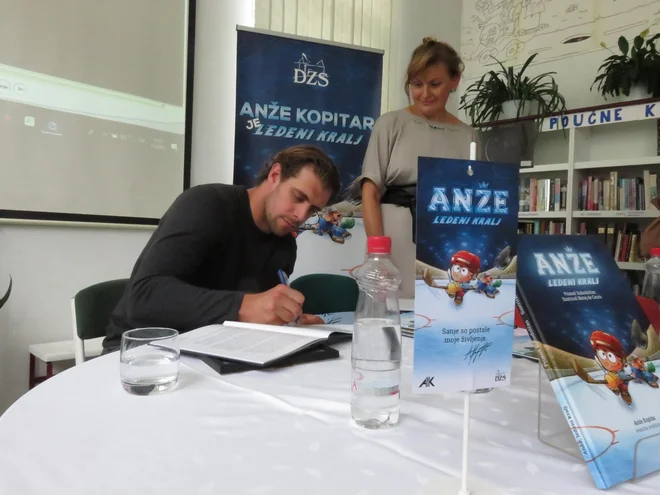 Anže Kopitar se je pred odhodom v ZDA razveselil predstavitve svoje pravljice Ledeni kralj. FOTO: Blaž Račič