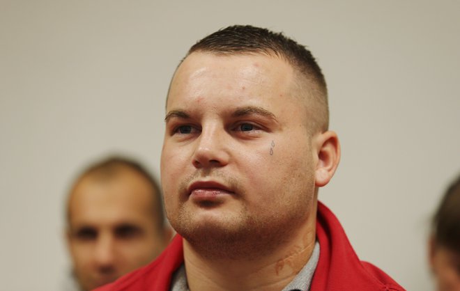 Edis Merdanović, ki je trem ženskam uničil življenje, ima pod očesom vtetovitani solzici. FOTO: Jože Suhadolnik