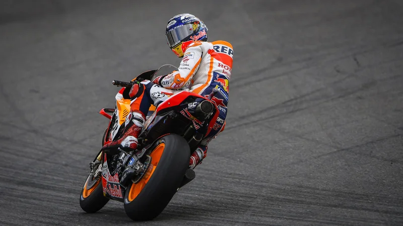 Fotografija: Marc Marquez že lep čas pogleduje nazaj proti najbližjim zasledovalcem. FOTO: Motogp.com
