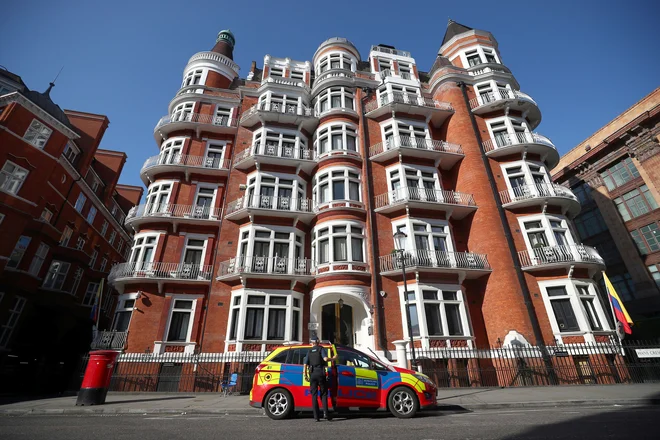 Britanski policisti pred poslopjem ekvadorskega veleposlaništva še vedno čakajo, kdaj se bo prikazal Assange. FOTO: Reuters