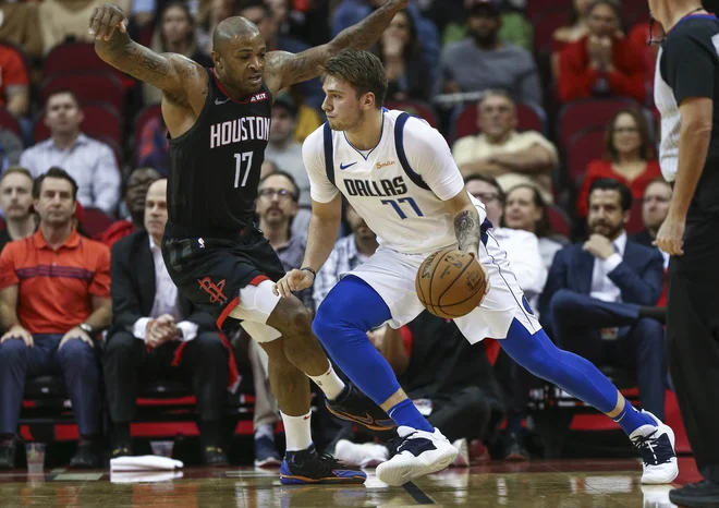 Luka Dončić znova in znova navdušuje. FOTO: Reuters