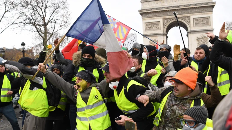 Fotografija: Proteste poskušata skrajni desnica in levica zlorabiti sebi v prid. Foto: Eric Feferberg/Afp
