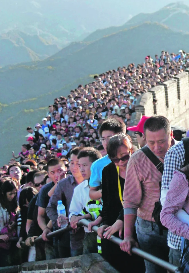 Tourists gather on the Great Wall outside Beijing, October 3, 2012. Major tourist destinations around China are witnessing travel peaks amid the eight-day Mid-autumn Festival and National Day holidays that run through until Sunday, Xinhua News Agency reported. Picture taken October 3, 2012. REUTERS/Stringer (CHINA - Tags: ENVIRONMENT SOCIETY TRAVEL) CHINA OUT. NO COMMERCIAL OR EDITORIAL SALES IN CHINA