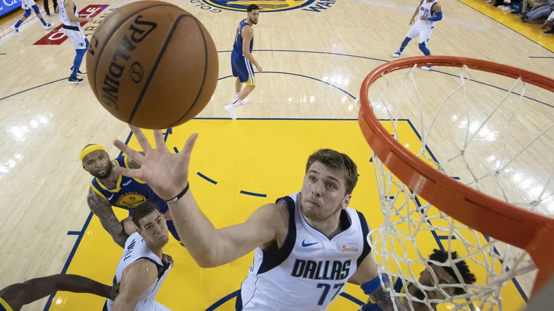 Fotografija: Luka Dončić je pri zmagi proti prvakom Golden State prispeval 23 točk. Fotografiji: Reuters