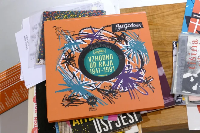 Ob razstavi je izšel katalog v obliki gramofonske plošče.