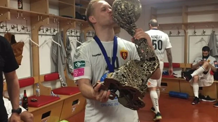 Fotografija: Staš Skube je še pozno v noč poljubljal pokal. FOTO: Facebook