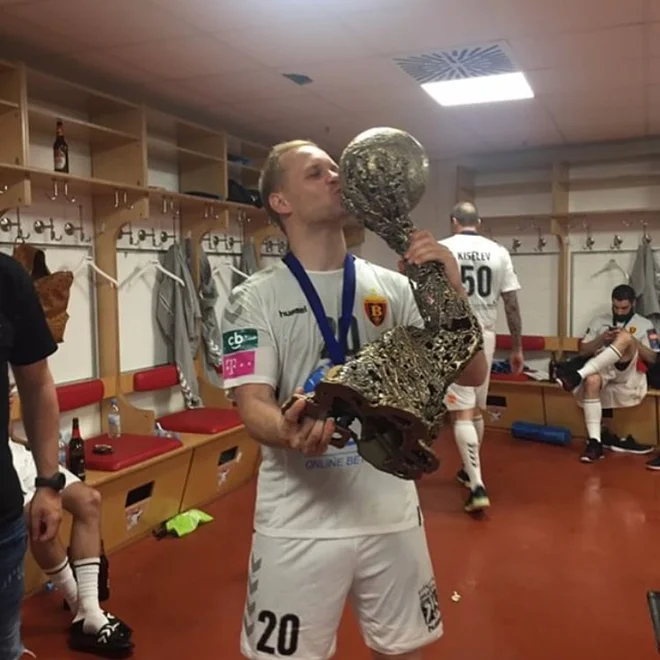 Staš Skube je še pozno v noč poljubljal pokal. FOTO: Facebook