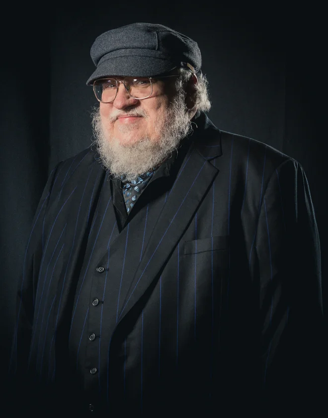 George R. R. Martin trenutno piše knjigo Zimski vetrovi.