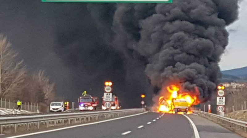 Fotografija: Požar na avtocesti. FOTO: Jovan, bralec poročevalec