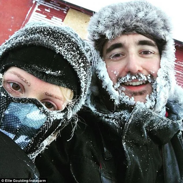 Pod Ellie Goulding je počila plošča zaledenelega jezera. FOTO: instagram