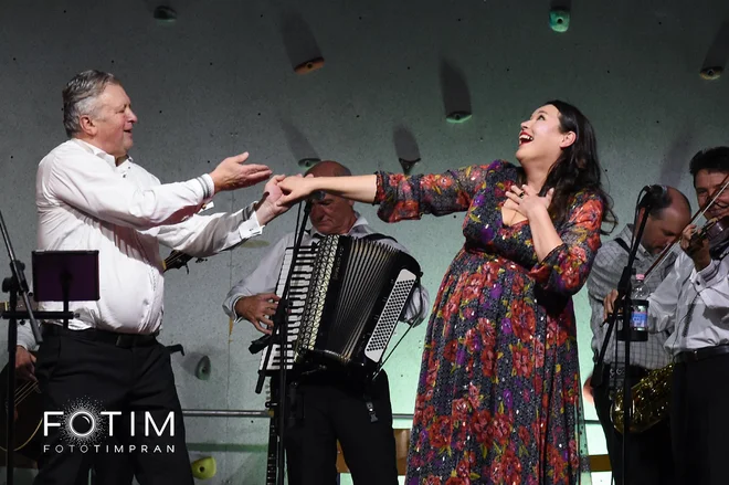 Soustanovitelj Prifarskih muzikantov Valentin Južnič se je na vsak način želel izkazati pred svojo izbrano damo, Mariborčanko Dado Kladenik. FOTO: Branka Timpran