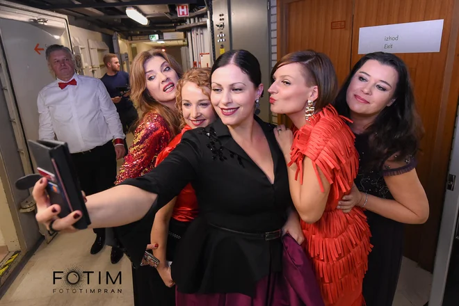 Šopek Prifarskih dam (z leve) Irena Vrčkovnik, citrarka Jasmina Levičar, Nuška Drašček, Tjaša Cigut in Dada Kladenik FOTO: Branka Timpran