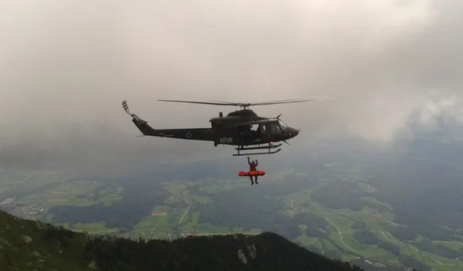 V primeru gorske nesreče vas helikopter morda ne bo mogel rešiti. FOTO: Grzs