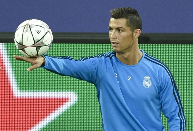 Football Soccer - Real Madrid training - Volkswagen Arena, Wolfsburg, Germany - 05/04/16  Real Madrid's Ronaldo during training on the eve of their UEFA Champions League match against VfL Wolfsburg.  REUTERS/Fabian Bimmer    IMAGES OF THE DAY - RTSDPRR [avtor:© Fabian Bimmer / Reuters]