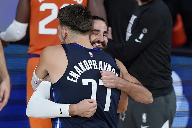 S slovenskim napisom Enakopravnost na dresu je po porazu prijateljsko objel Španca Rickyja Rubia. FOTO: Ashley Landis/USA Today Sports
