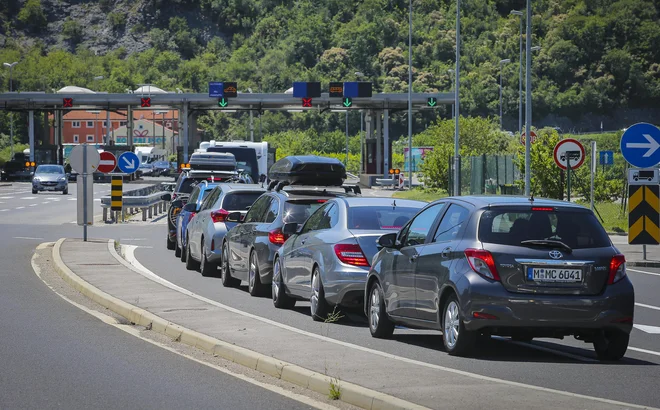 Na mejnih prehodih nastajajo večkilometrski zastoji. FOTO: Jože Suhadolnik