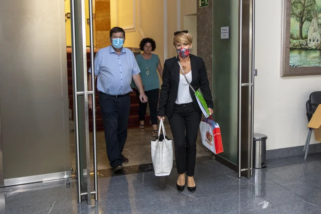 Prihod Aleksandre Pivec na sestanek s kolegi v DZ. FOTO: Voranc Vogel