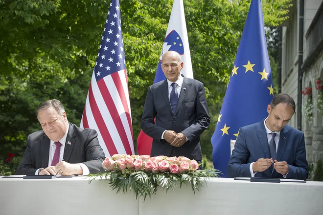 Izjavo o varnosti omrežij 5G sta v četrtek na Bledu podpisala slovenski zunanji minister Anže Logar in ameriški državni sekretar Mike Pompeo. FOTO: Delo