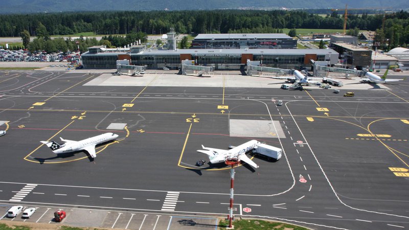 Fotografija: Ljubljansko letališče iz zraka. Foto: Primož Hieng