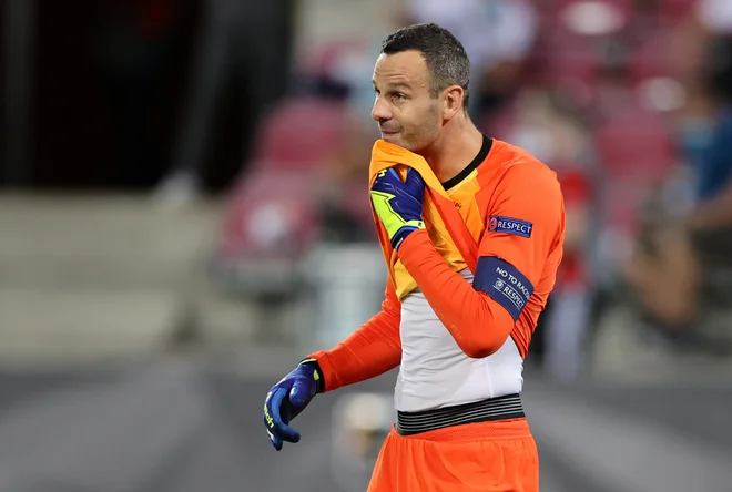 Samir Handanović je igrišče zapuščal v nehvaležni vlogi poraženca. FOTO: Wolfgang Rattay/Reuters