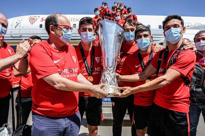 Nogometaši Seville so se že šestič vrnili domov s pokalom za končno zmago v evropski ligi. FOTO: Jesus Spinalo/Reuters