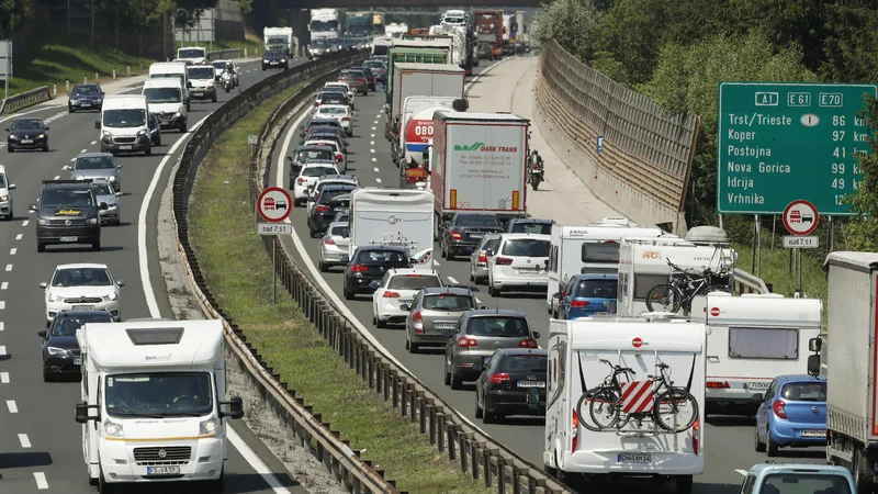 Fotografija: Kolona na slovensko-avstrijski meji je bila v soboto dolga več kot deset kilometrov. Fotografija je simbolična. FOTO: Leon Vidic, Delo