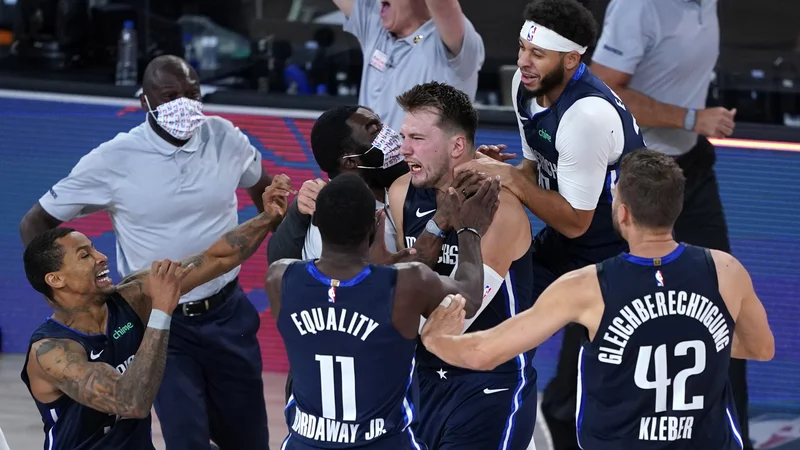 Fotografija: Ko je Luka Dončić zadel za zmago in so vsi fantje stekli proti njemu, se je počutil kot v nebesih. FOTO: Ashley Landis/Usa Today Sports