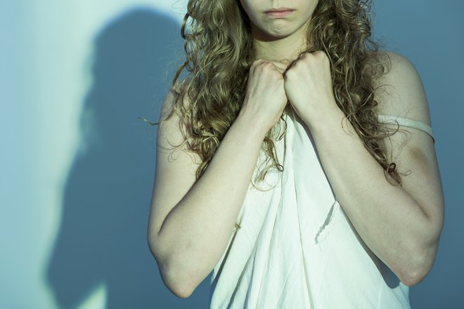 Žrtve spolnega nasilja tudi zaradi mučnih postopkov pogosto molčijo. Discha-AS/Getty images