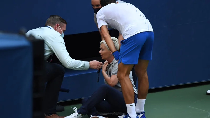 Novak Đoković je z žogico zadel sodnico. FOTO: Danielle Parhizkaran/USA Today Sports