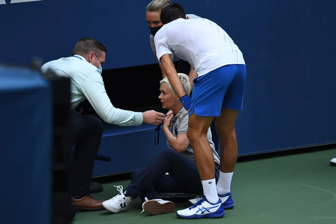 Novak Đoković je z žogico zadel sodnico. FOTO: Danielle Parhizkaran/USA Today Sports