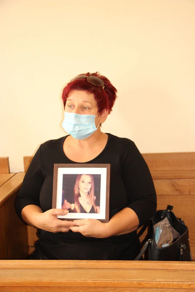 Romana je bila na sliki, ki jo je v rokah držala mama Liljana, prisotna na sojenju svojemu morilcu. FOTO: Tanja Jakše Gazvoda
