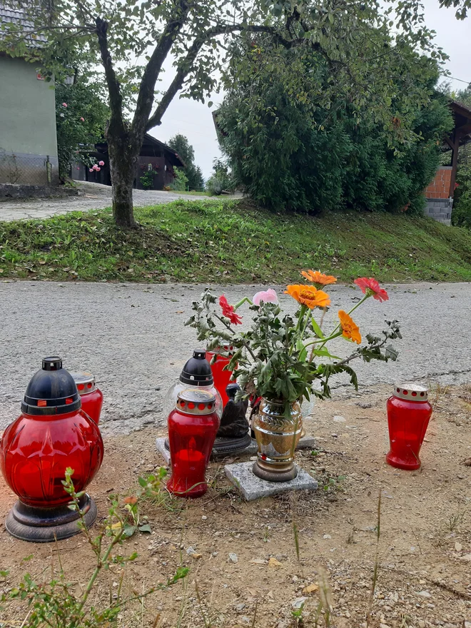 Na kraju, kjer je izkrvavela Romana, ves čas gorijo sveče. FOTO: Tanja Jakše Gazvoda